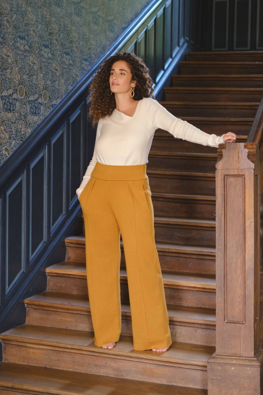 Top en maille écru en coton biologique et pantalon d'intérieur en maille camel en coton biologique