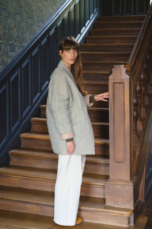 veste kimono matelassée en coton biologique vert et pantalon d'intérieur en maille écru de coton biologique